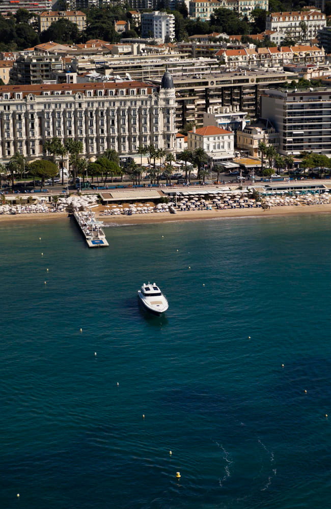 Yacht devant la plage et les hôtels de Cannes