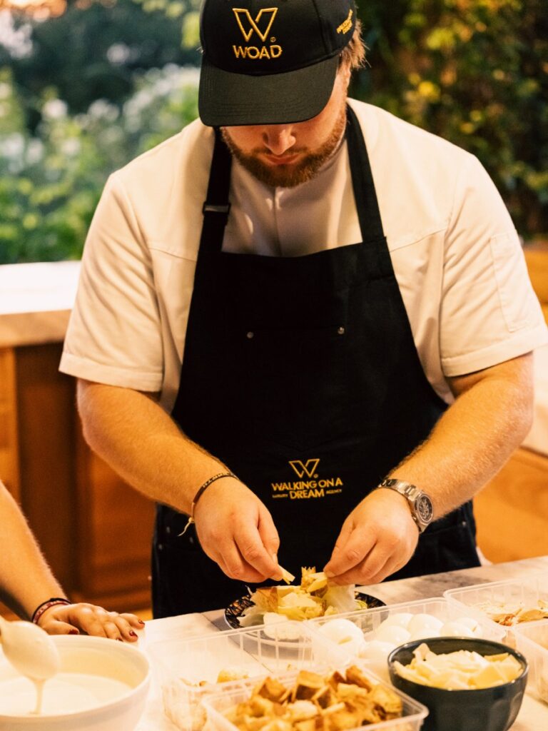Chef en tablier préparant des ingrédients sur une table