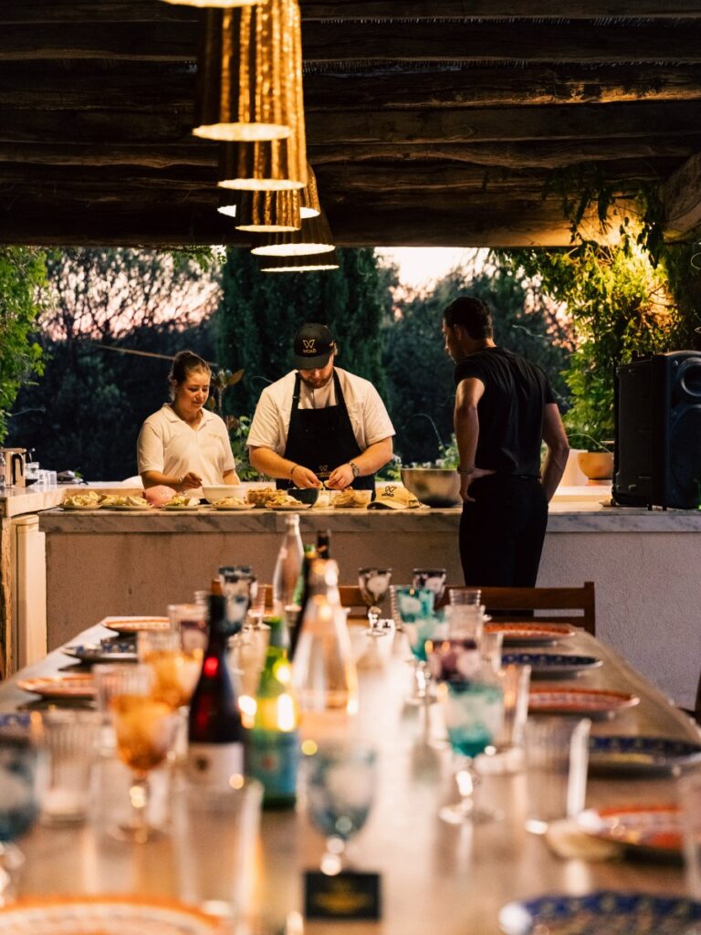 Chefs préparant un repas lors d’un dîner en extérieur