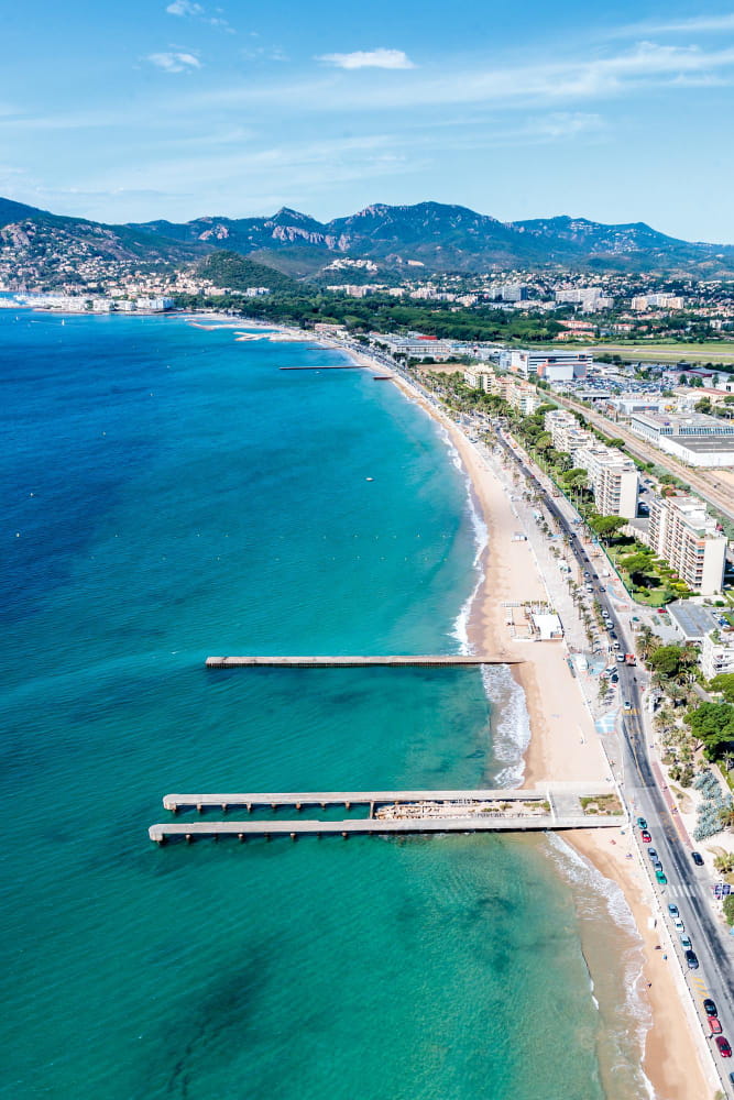 Vue aérienne de la côte de Cannes.