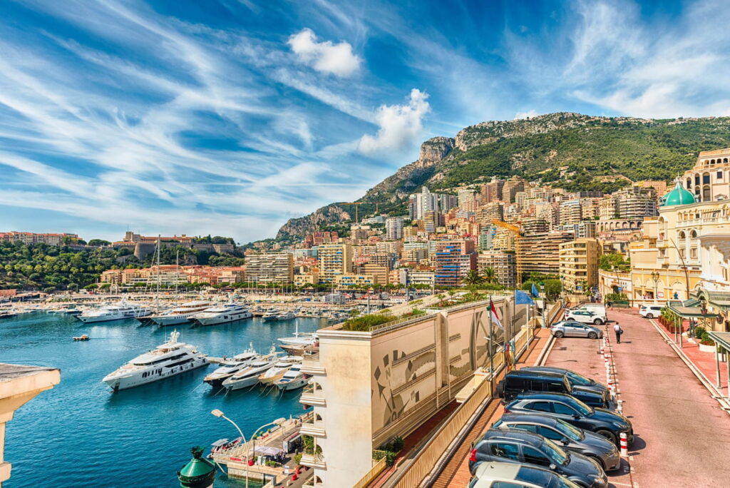 Vue sur Monaco et le port Hercule, avec des bateaux de luxe.