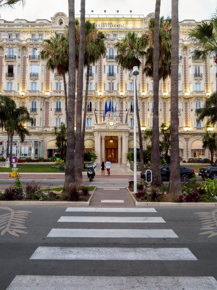 Façade du Carlton Intercontinental bordée de palmiers à Cannes