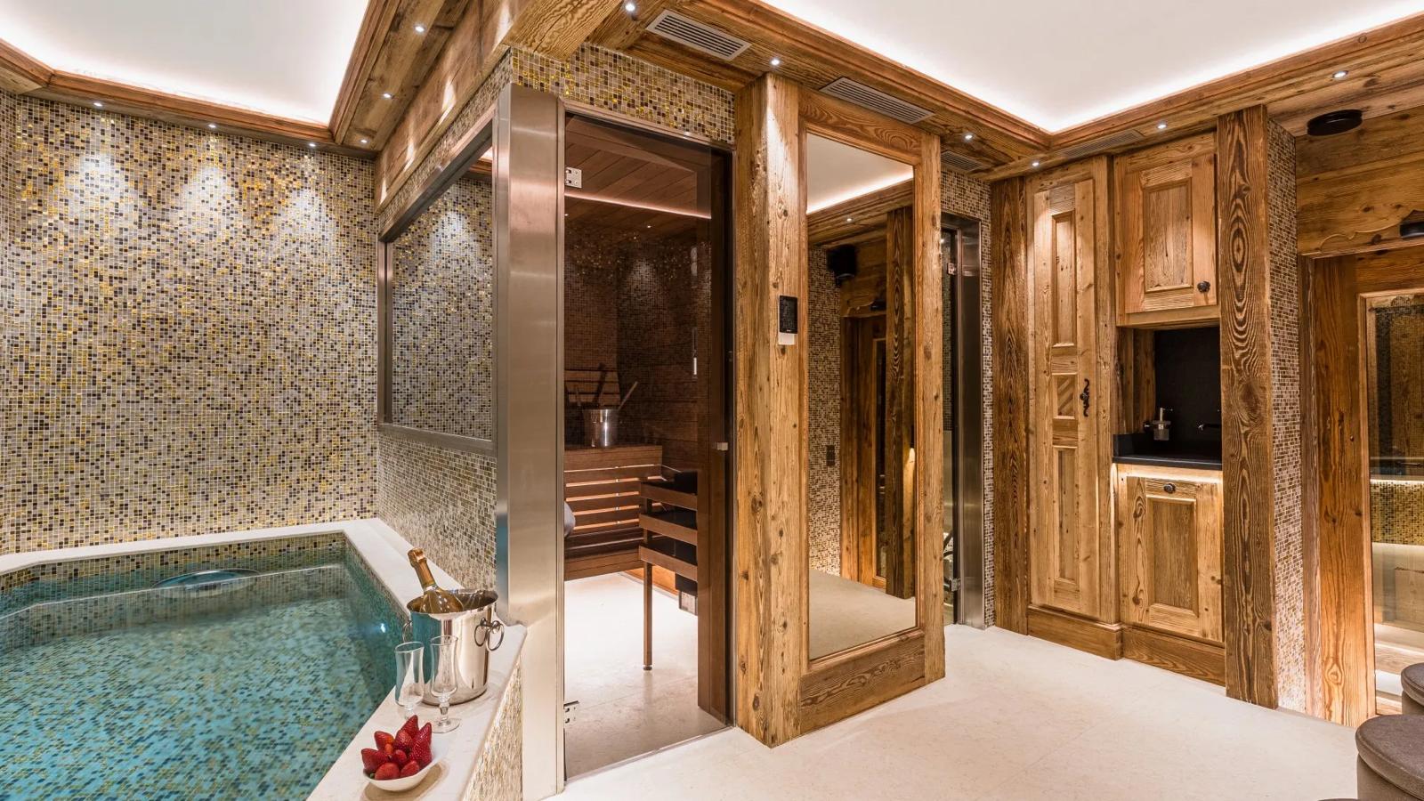 Espace spa luxueux avec bassin, sauna et boiseries
