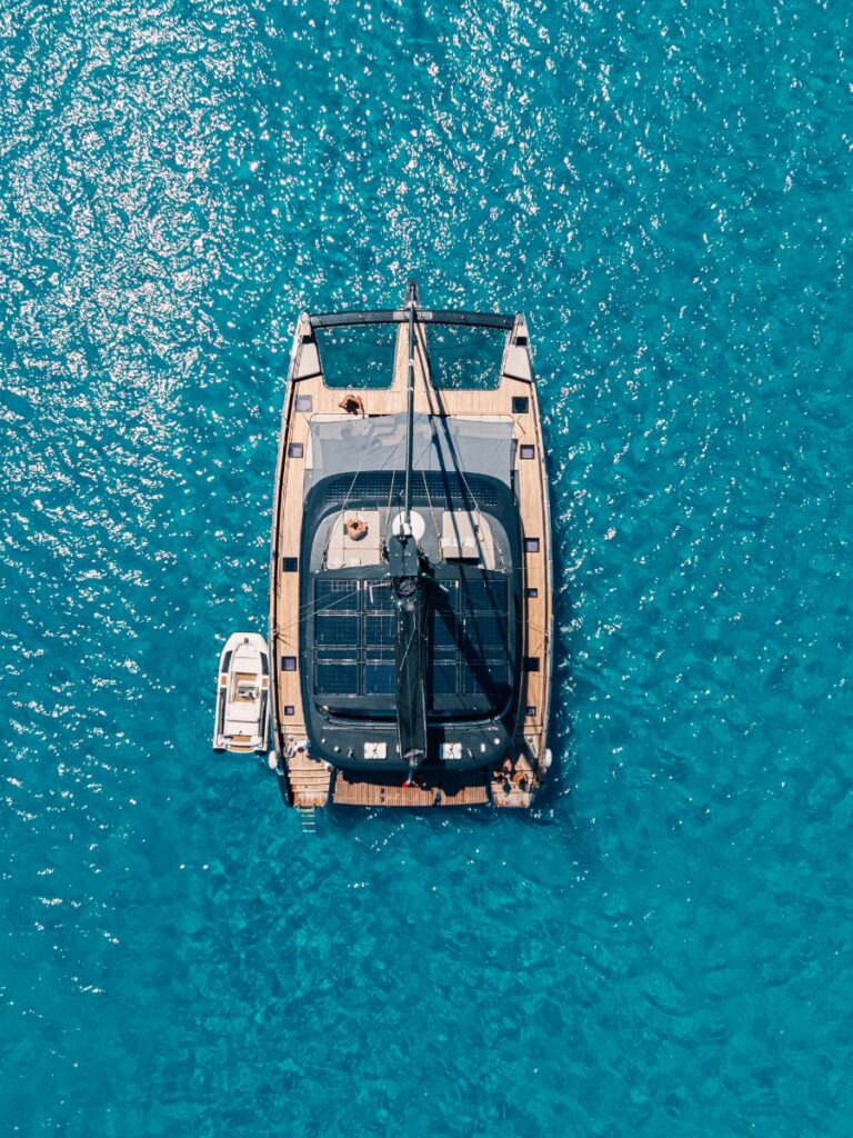 Vue aérienne d’un voilier sur une mer turquoise