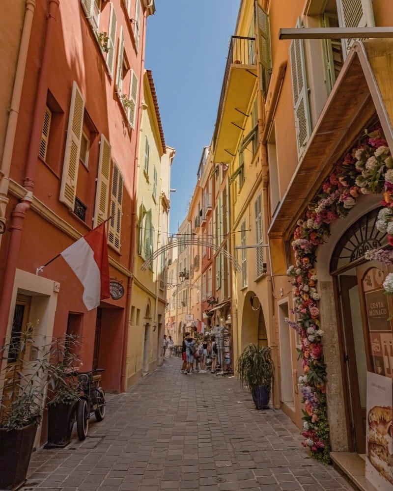 Rue étroite colorée du Vieux Monaco, façades fleuries