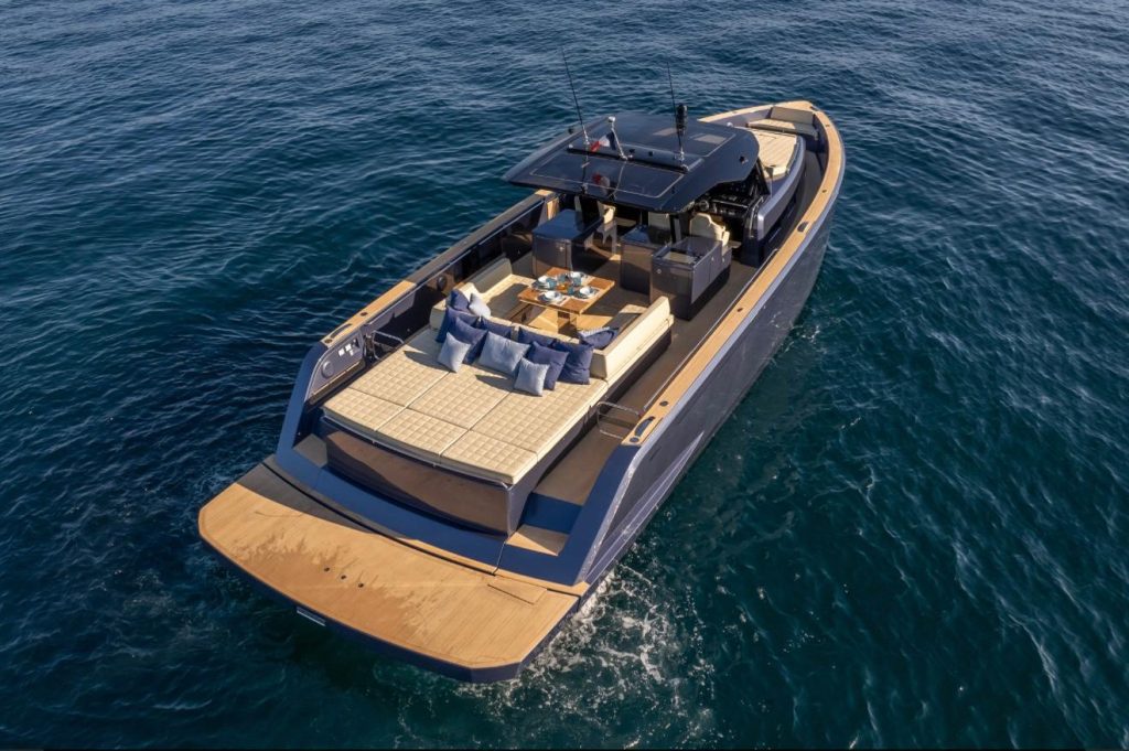 Yacht de luxe naviguant sur une mer calme