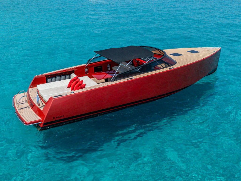 Bateau à moteur rouge sur une eau turquoise
