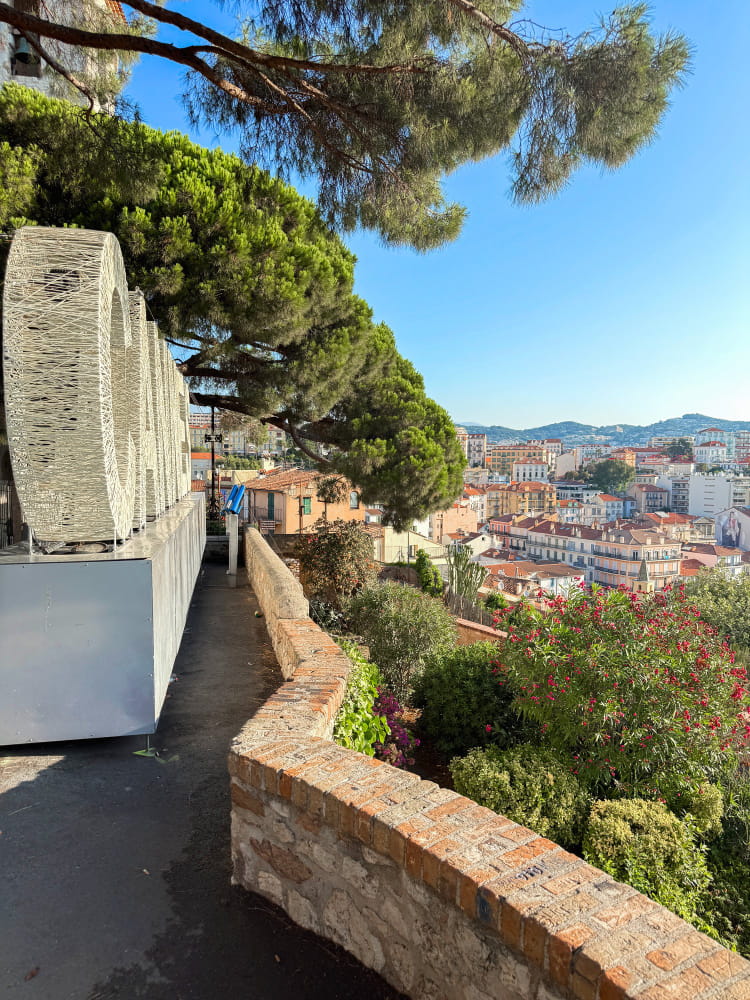 Vue panoramique de Nice depuis une terrasse arborée