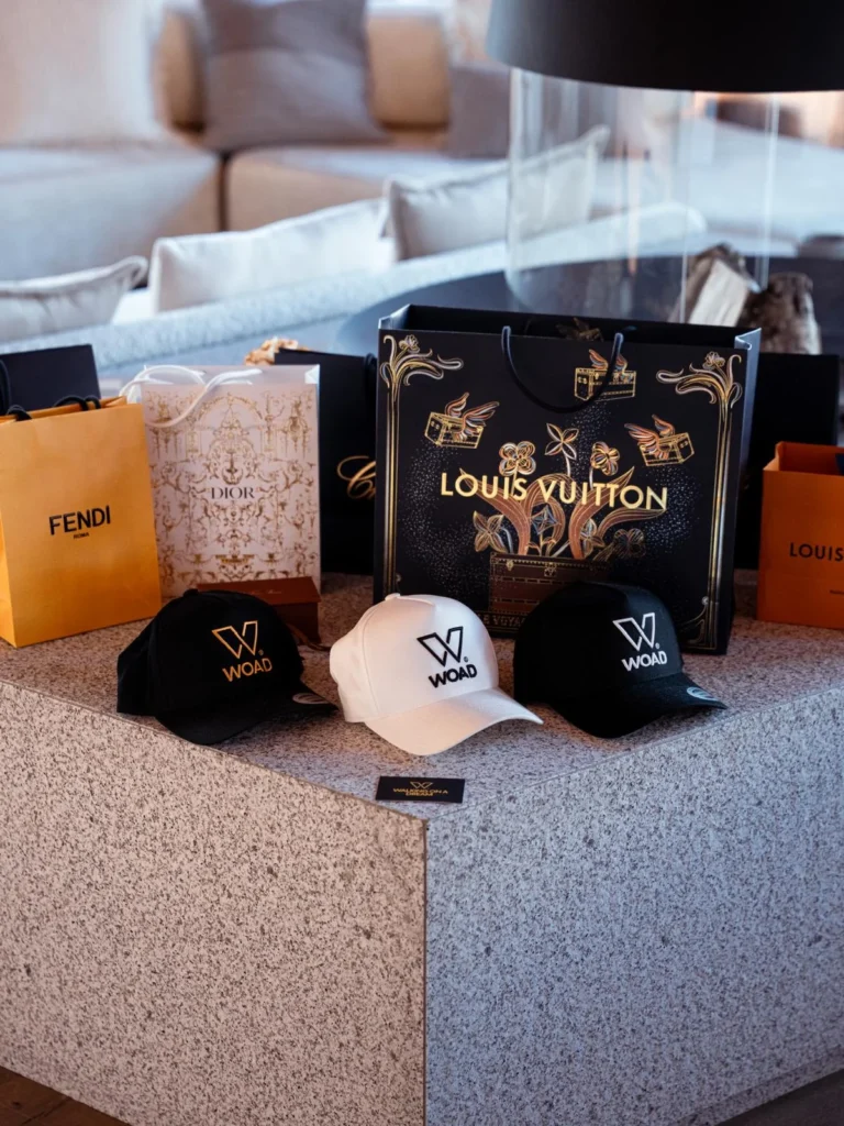 Les petites attentions offertes par WOAD dont des produits floquées (casquette), et des paquets cadeaux de Louis Vuitton, Fendi.