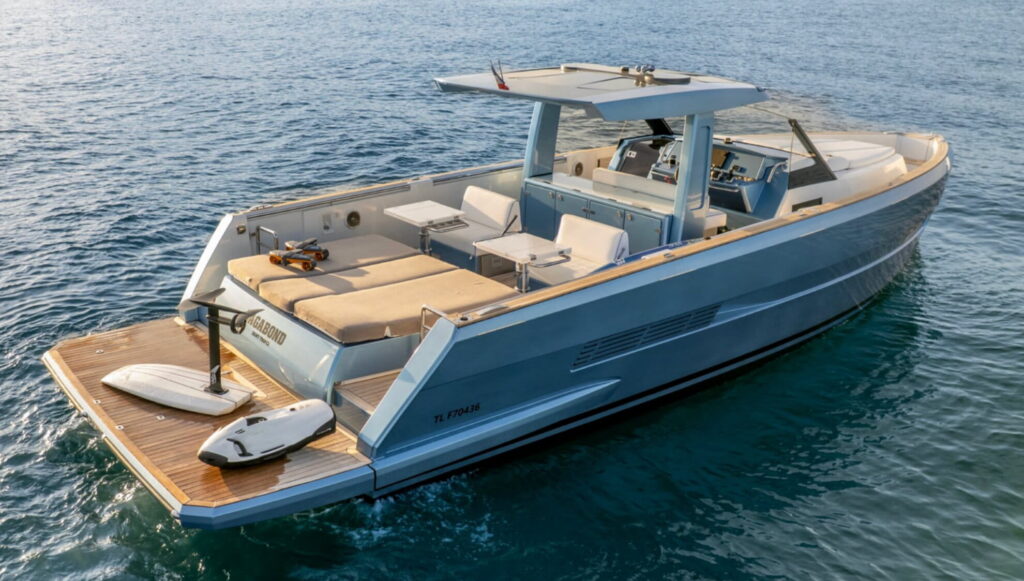 Yacht à moteur moderne amarré en mer calme