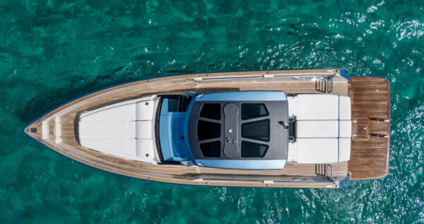 Vue aérienne d’un yacht de luxe en mer turquoise