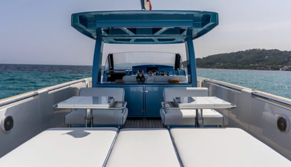 Pont de yacht de luxe en mer