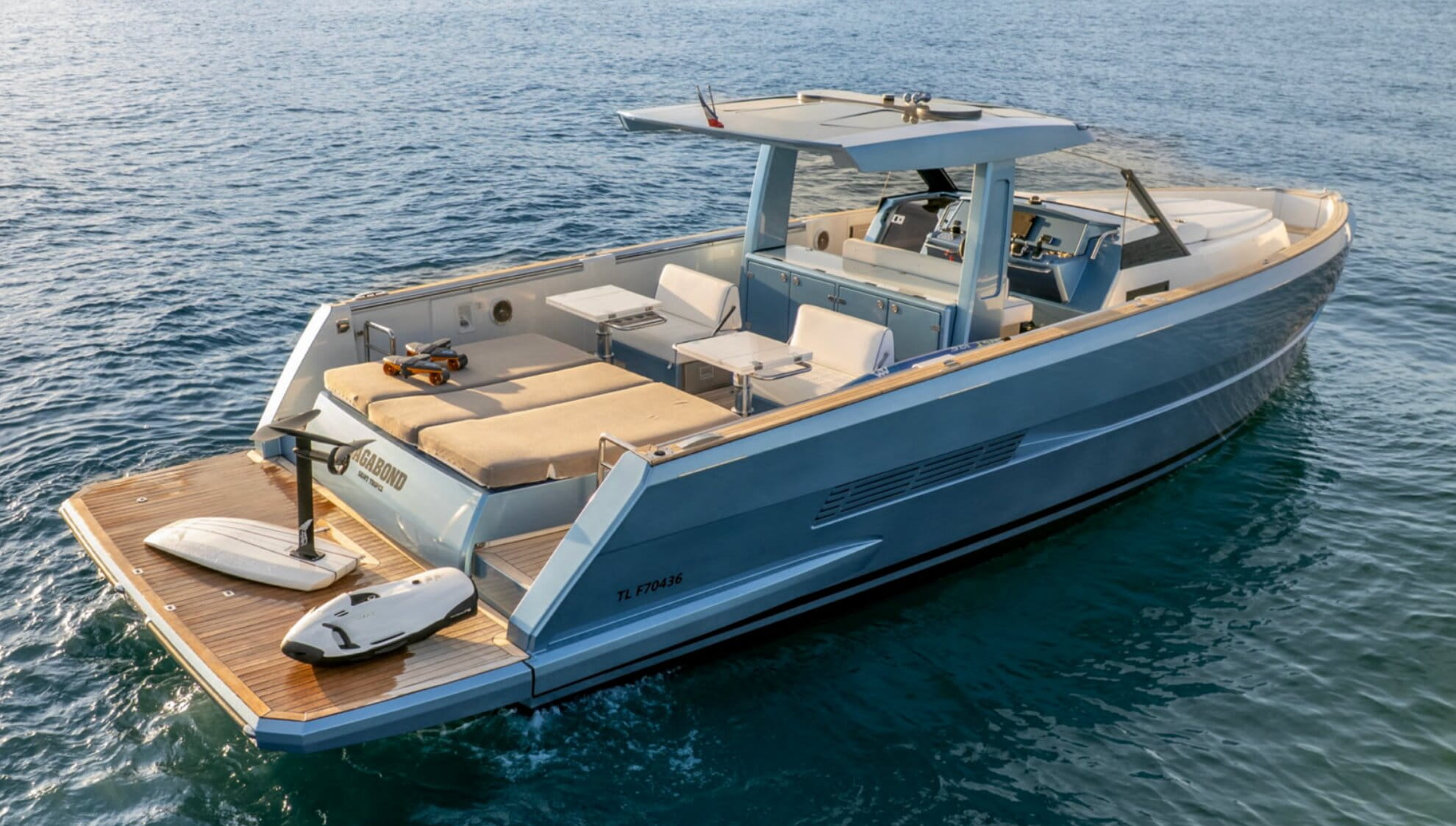 Yacht à moteur moderne amarré en mer calme