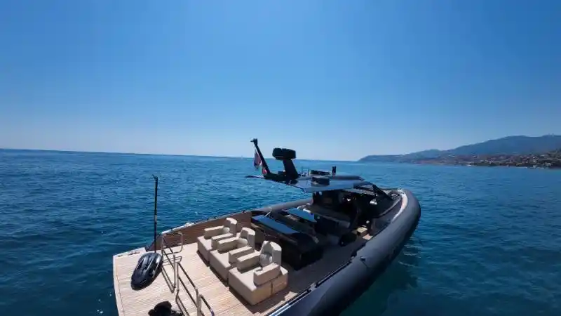 Yacht de luxe naviguant en mer turquoise