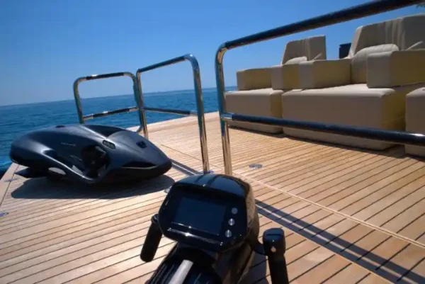 Scooters sous-marins sur pont de yacht en mer