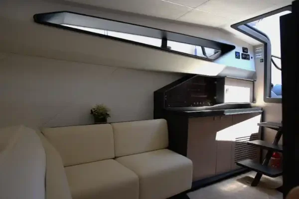 Cabine moderne de bateau avec canapé et kitchenette