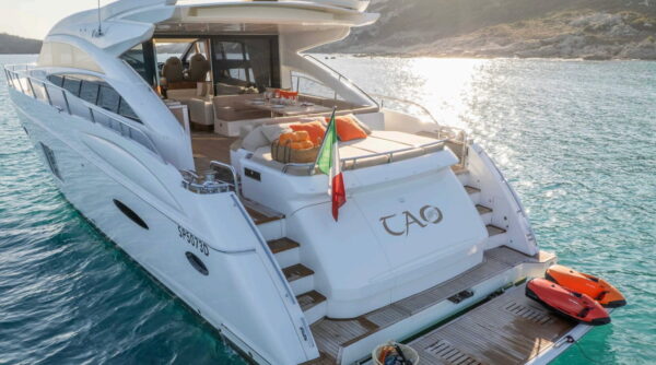 Yacht de luxe amarré en mer turquoise