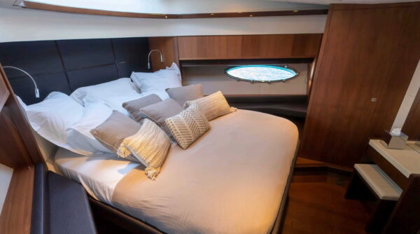 Cabine de yacht luxueuse avec lit double