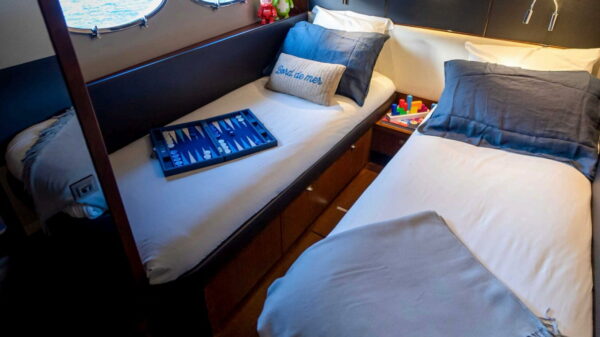 Cabine bateau avec deux lits simples et jeux