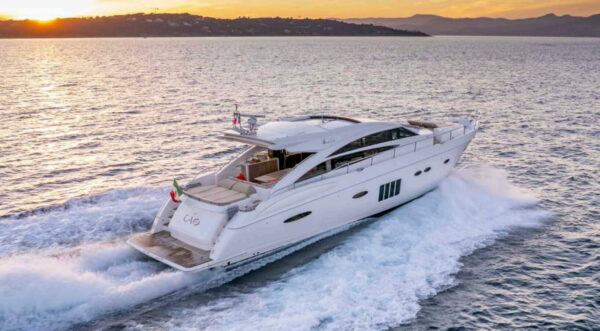 Yacht de luxe blanc naviguant au coucher du soleil