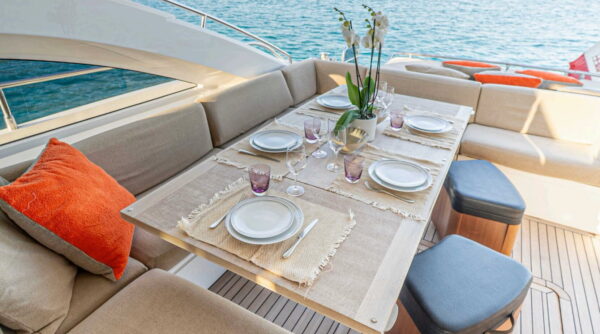 Table dressée sur yacht de luxe en mer