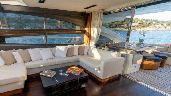 Salon luxueux de yacht avec vue sur mer