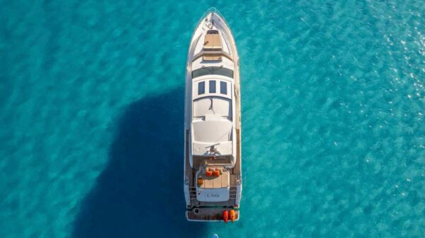 Vue aérienne d’un yacht sur eau turquoise
