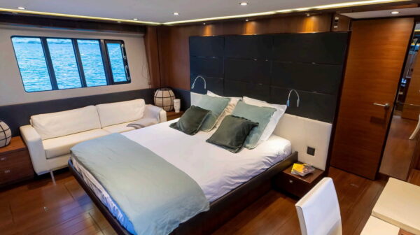 Cabine de yacht luxueuse avec grand lit double