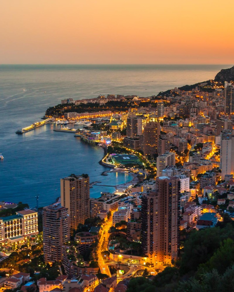 Vue nocturne de Monaco illuminée au bord de la Méditerranée